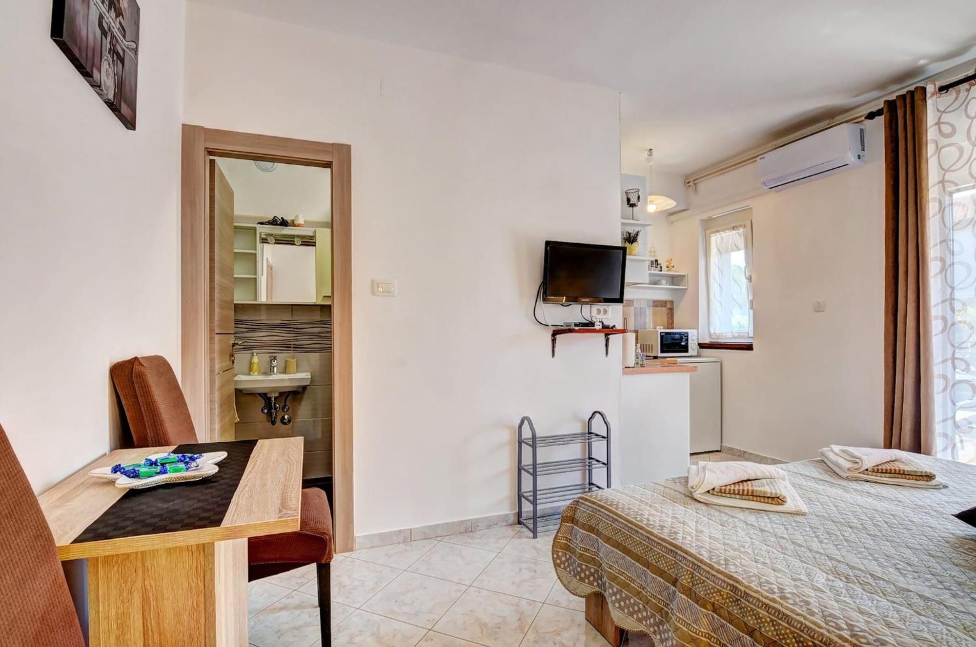 Lovely Apartments In Valbandon Fažana Exterior foto